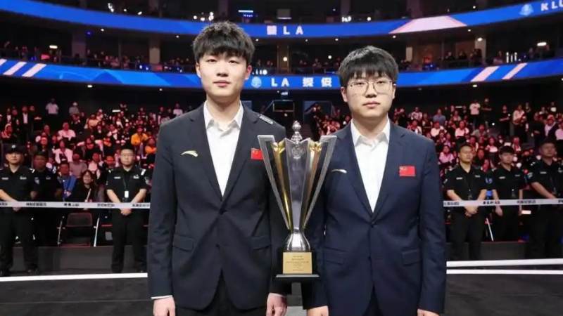 四季体育(SPORTS)官方网站 · Four Seasons Sports 后腰:拦截与串联的中枢